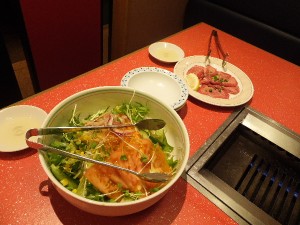 最初にサラダ。